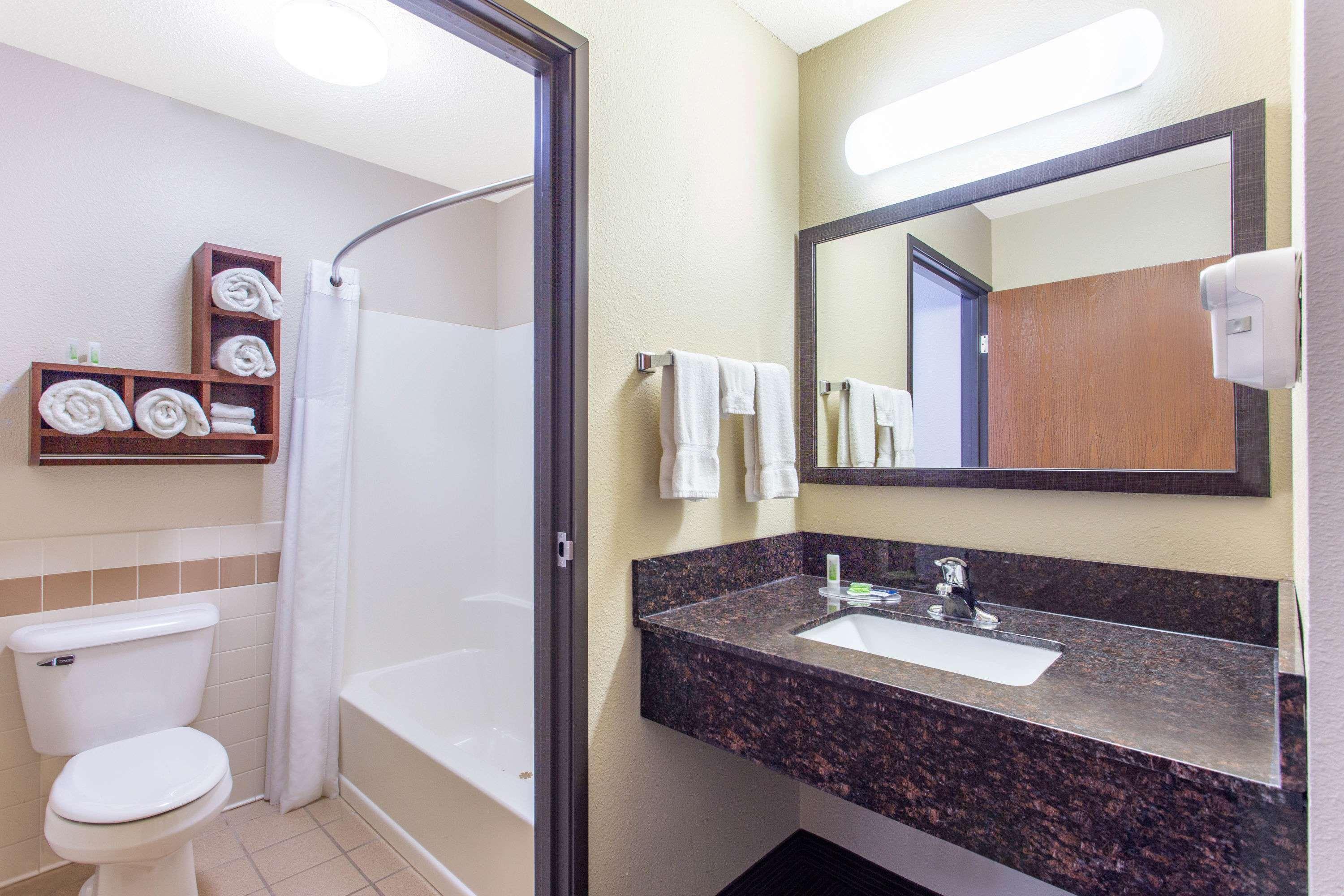 Americinn By Wyndham New London Екстериор снимка